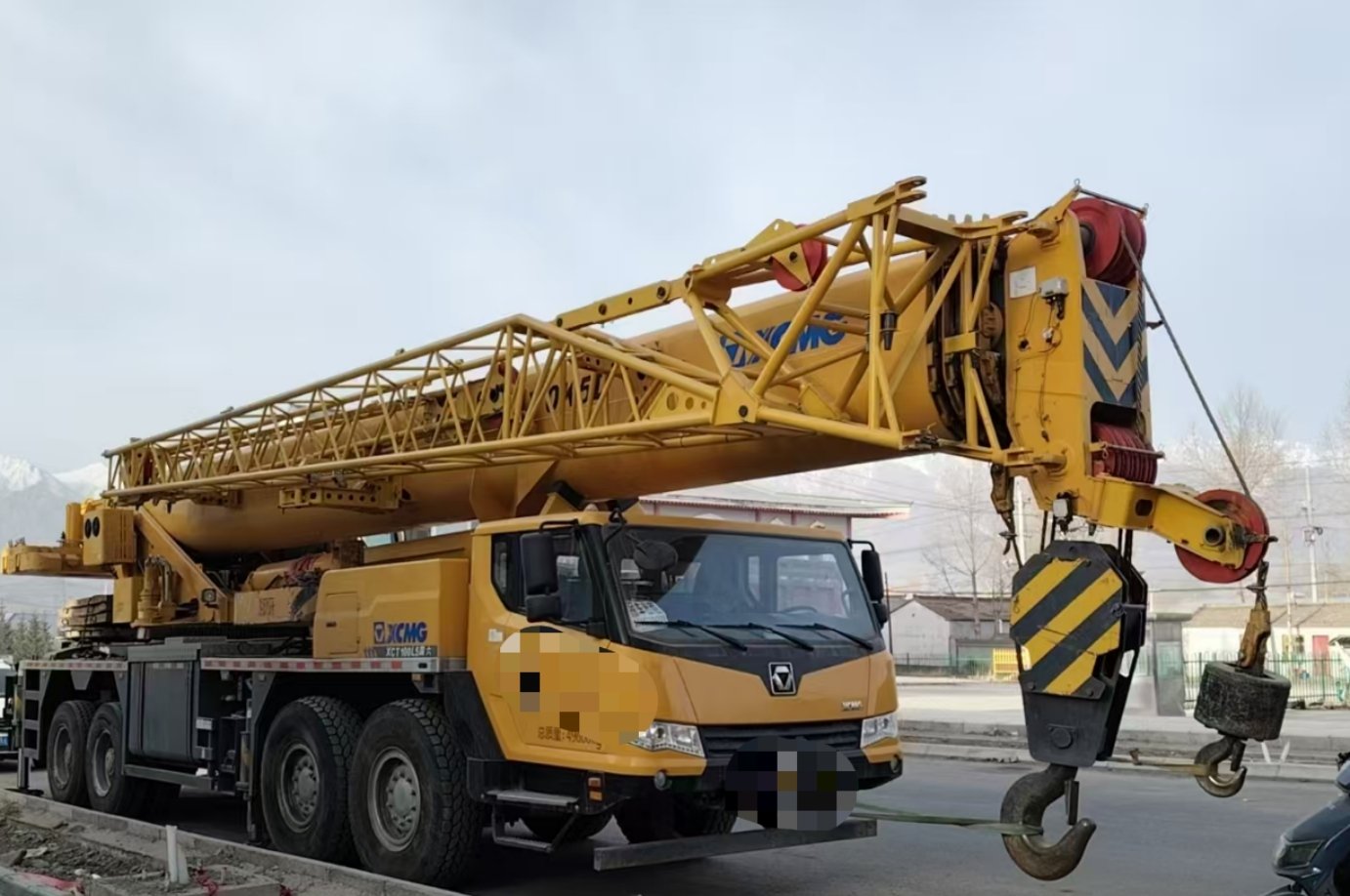 13390662741555917.jpg Truck crane 2022 XCMG 80K5D, 25 tons live counterweight, double-section extended jib - Image 1