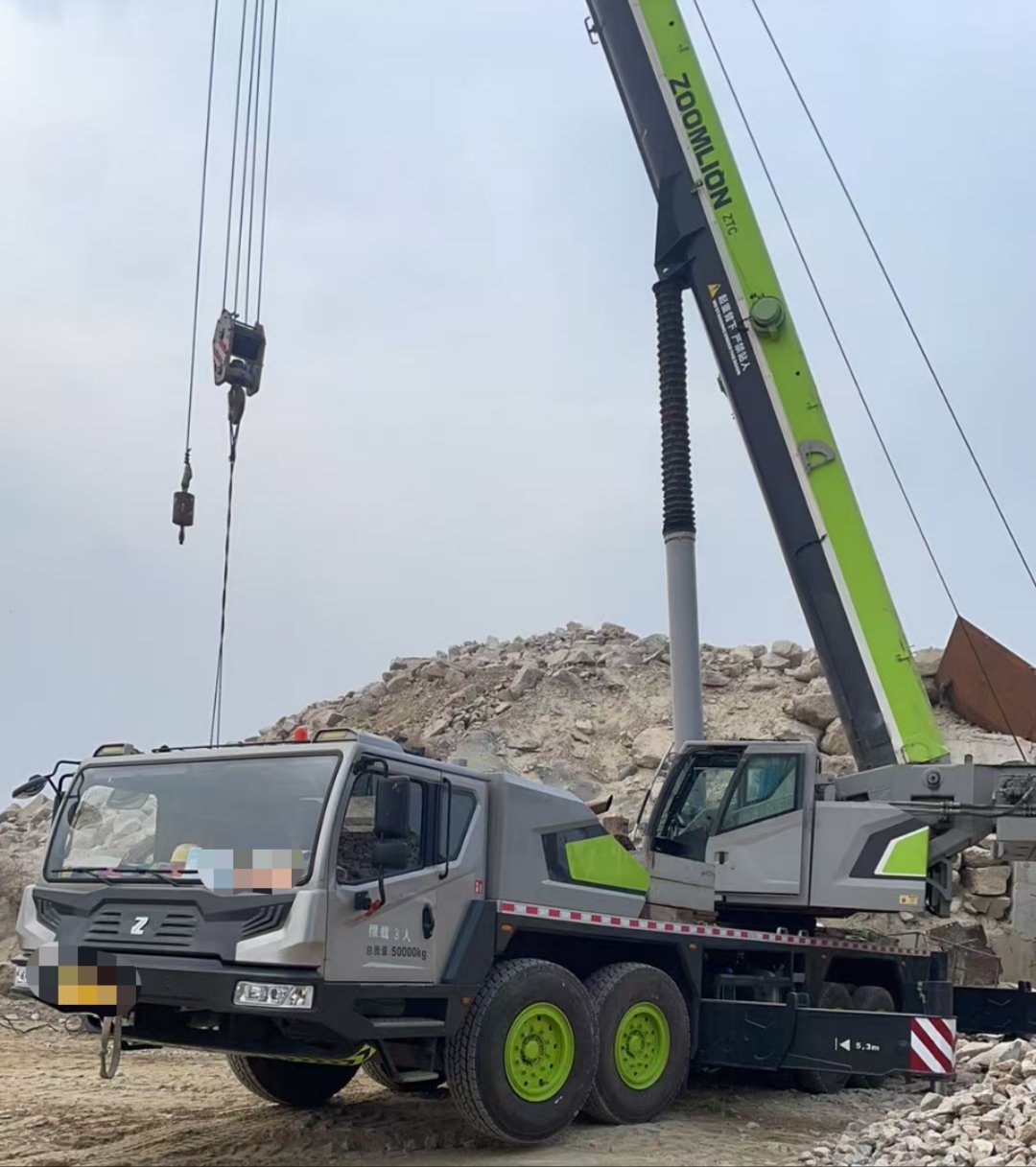 13390799205408076.jpg Used mobile crane 2017 Zoomlion 80V5, Euro 5, 15 tons counterweight, high configuration - Image 1