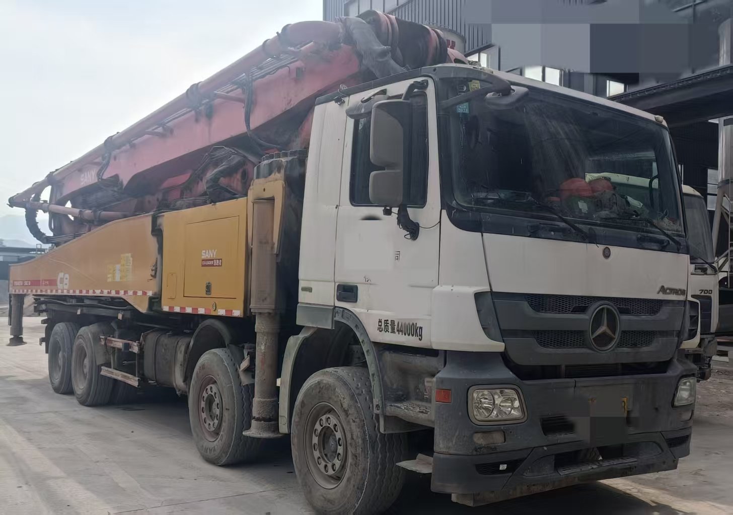 微信图片_20250502101906.jpg Used concrete pump truck 2018 Sany 56m on chassis Mercedes Benz - Image 1