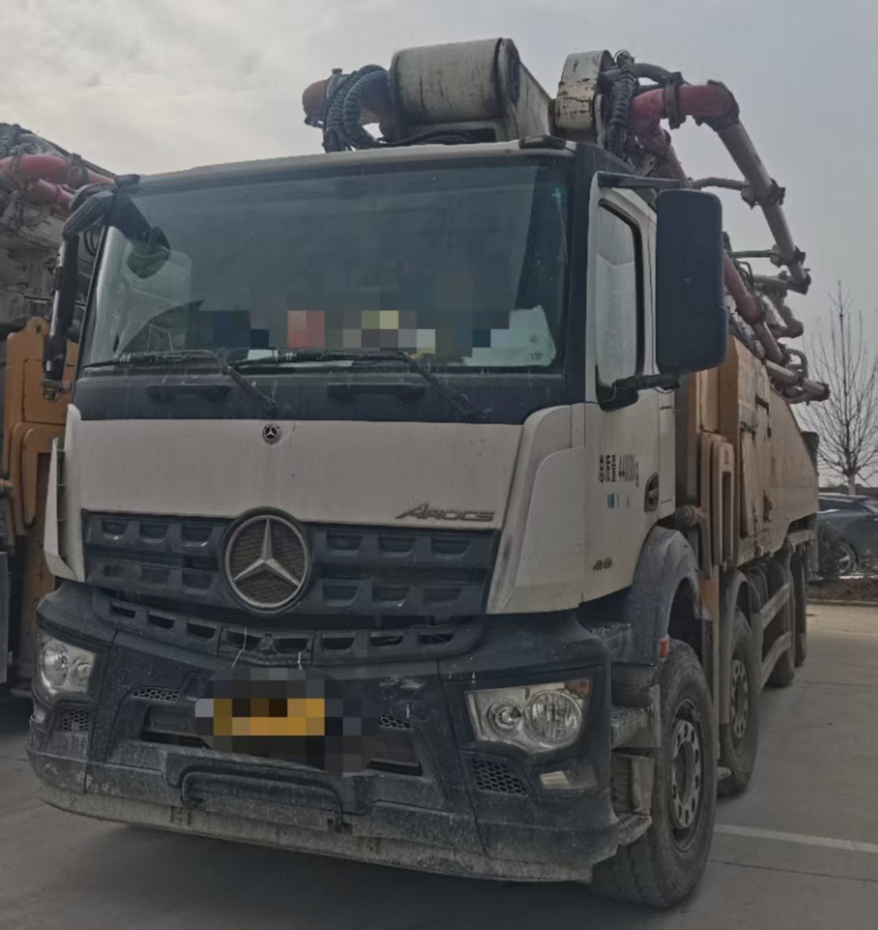 微信图片_20250503152439.jpg Used concrete pump truck 2020 Xcmg 62m on Chassis Mercedes-Benz with good price - Image 1
