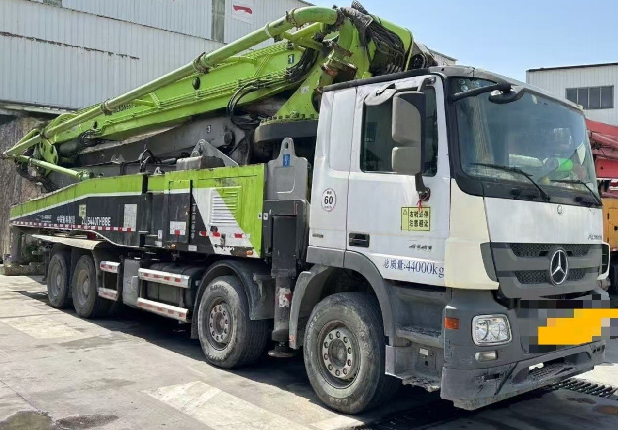 微信图片_20250503152945.jpg Used concrete pump 2018 Zoomlion 56m on Chassis Mercedes-Benz - Image 1