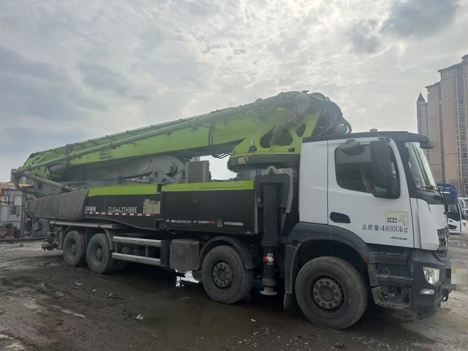 微信图片_20250503153234.jpg Concrete pump truck 2020 Zoomlion 59m on Chassis Mercedes-Benz - Image 1