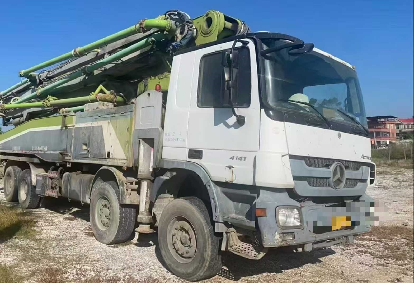 微信图片_20250504165253.jpg Concrete pump truck 2013 Zoomlion 56m on Chassis Mercedes-Benz - Image 1
