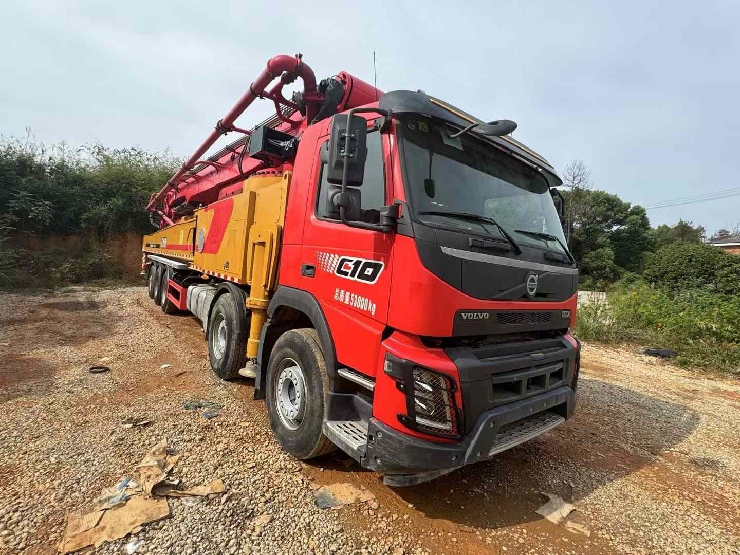 微信图片_20250504170540.jpg Concrete pump truck 2019 Sany 66m on chassis Volvo in the yard - Image 1