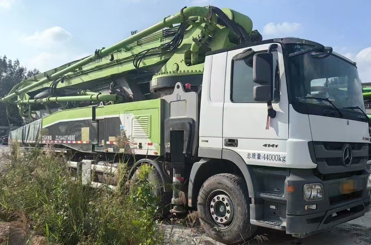 微信图片_20250504181306.jpg Concrete pump truck 2019 Zoomlion 63m on Chassis Benz in good condition - Image 1