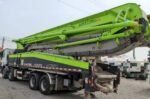 Used concrete pump 2019 Zoomlion 56m on Benz with good configuration - Image 5
