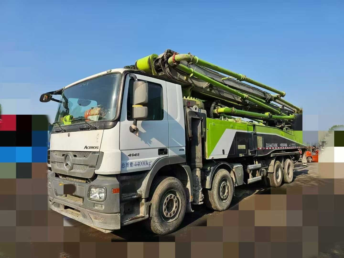 微信图片_20250518102809.jpg Concrete pumping equipment 2019 Zoomlion 56m on Benz manual gear - Image 1